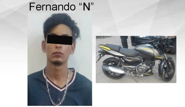 Chocó una moto robada contra una patrulla