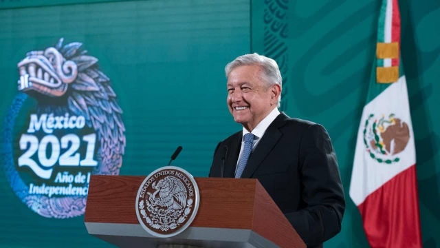 INE ordena a AMLO no difundir propaganda gubernamental.