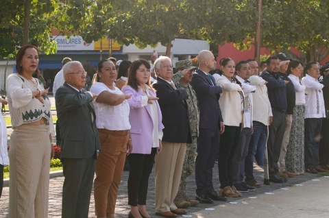 Juan Emilio Elizalde Figueroa acompañó ayer a la gobernadora Margarita González Saravia en la visita al municipio de Tlaltizapán, en donde se reunieron los integrantes de la Mesa de Coordinación Estatal para la Construcción de la Paz y la Seguridad. 