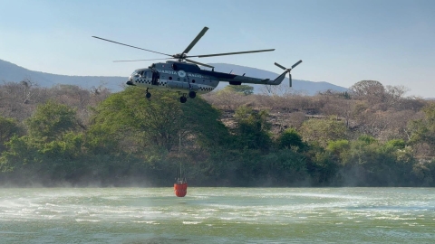 Continúa combate terrestre y aéreo contra incendios en Morelos