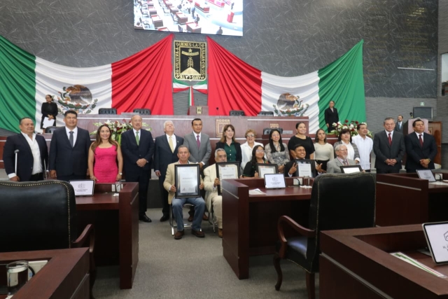 Conmemoran erecci&oacute;n del estado de Morelos como entidad federativa; entregan medalla de honor del Congreso local