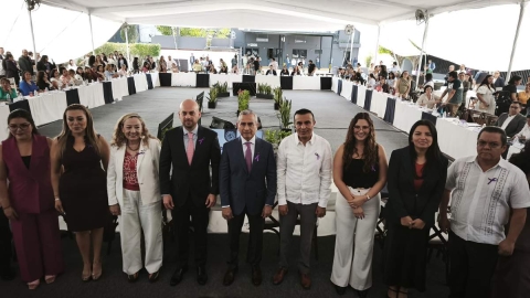 Autoridades y representantes de diversos sectores participaron en la instalaci&oacute;n de la &ldquo;Mesa Violeta&rdquo;, este viernes.