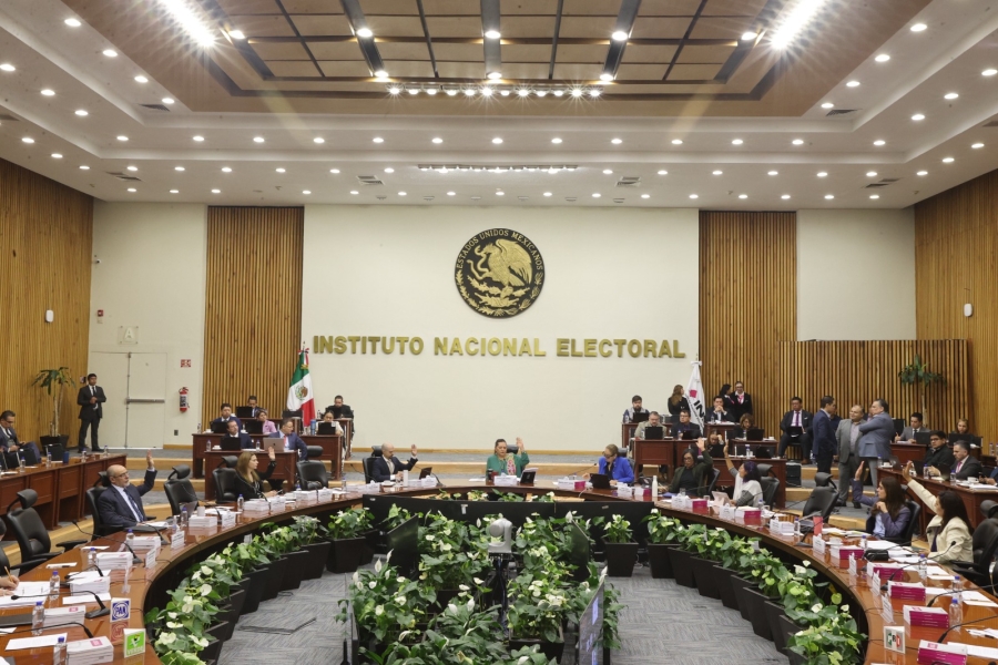 INE cierra caso por dinero en sobres a Pío López Obrador