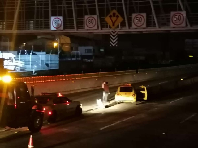 El conductor perdió la vida en el interior del automóvil.