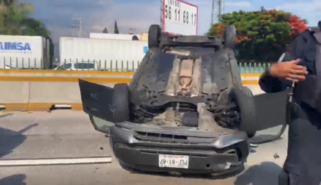 Vuelca automóvil en el paso exprés