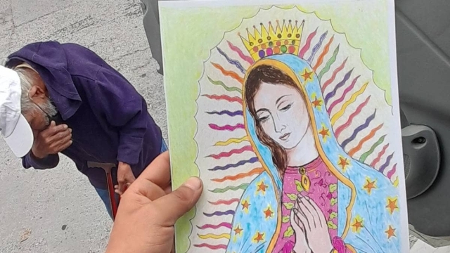 Abuelito vende sus dibujos para llevar leche a sus nietos.