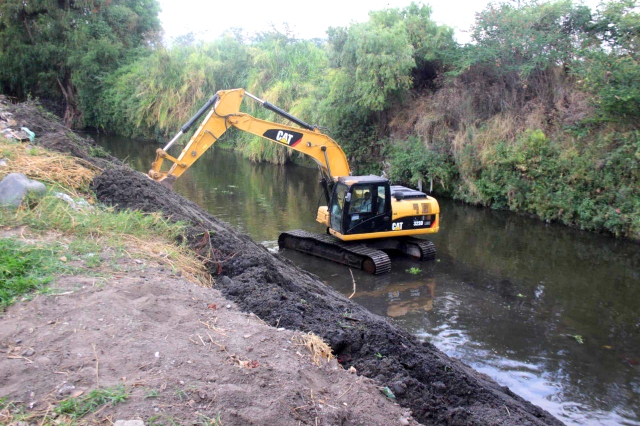 Realizan desazolve del Río Apatlaco en Temixco