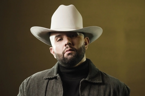 Carín León anuncia tres nuevos discos y su primer álbum en inglés