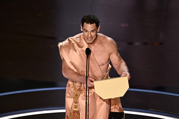John Cena sorprende al salir sin ropa en los Premios Oscar 2024