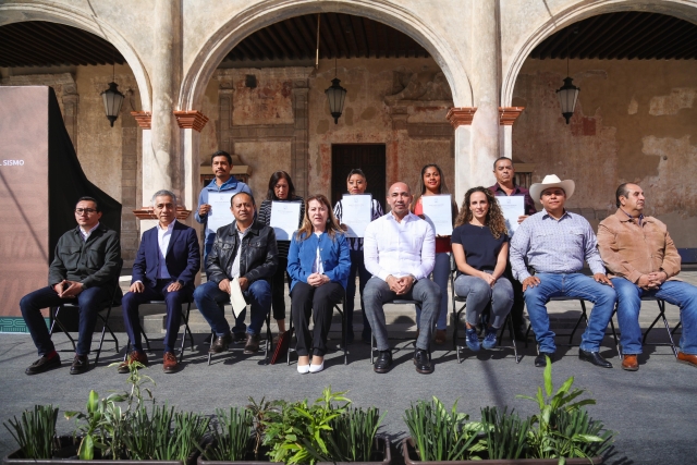 Entrega Margarita González Saravia 52 escrituras públicas a damnificados por sismo de 2017