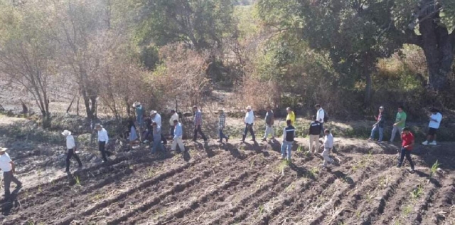 Autoridades y productores agrícolas recorrieron la zona para conocer el estado que guarda el canal de riego.