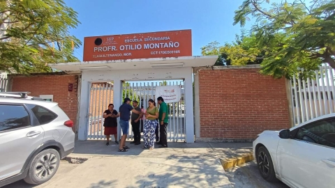  Los padres de familia lamentaron que sus hijos no est&aacute;n aprendiendo.