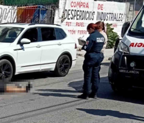 La v&iacute;ctima qued&oacute; sin vida junto a una camioneta.