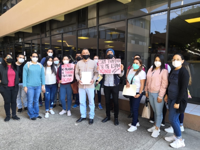 Maestros de nuevo ingreso se manifestaron en el IEBEM