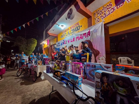 Las autoridades rifaron y entregaron varios obsequios a niños y madres.