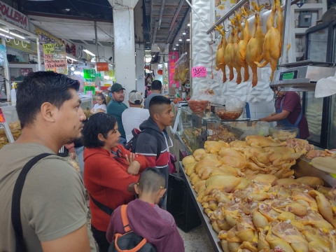 Las familias se surten en el mercado ALM de Cuernavaca para la cena de Navidad. 