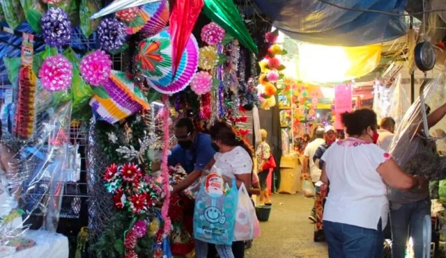 Instalan puestos de venta de artículos navideños en Mazatepec