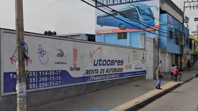 La fachada de la empresa resultó con algunos impactos de bala.