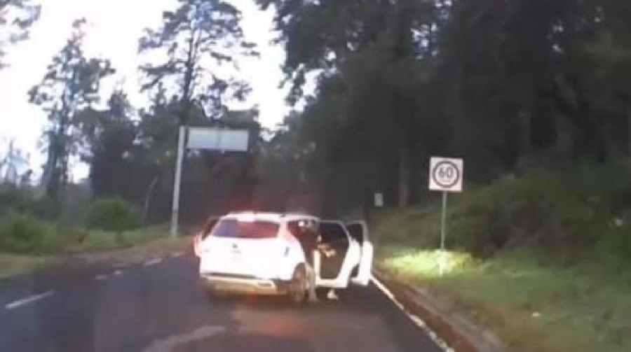 El momento en el que la camioneta bloquea la carretera y descienden los delincuentes.