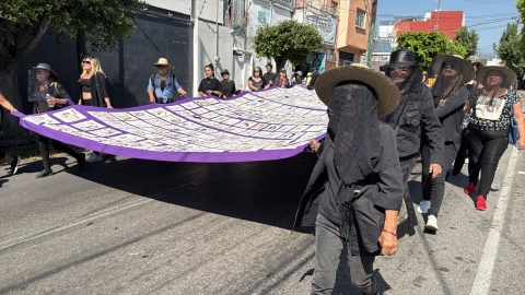 Marchan colectivas tras develaci&oacute;n de mural en memoria de v&iacute;ctimas de feminicidio y desaparici&oacute;n, en Tlaltenango