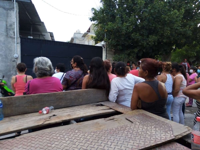 Molesta por la actitud de la alcaldesa, la gente fue a gritar a su vivienda la falta de agua.