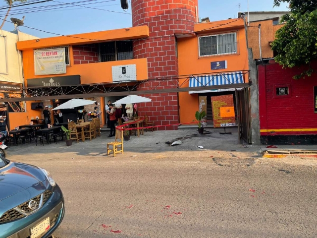 Policías que pasaban por la zona arrestaron a uno de los presuntos agresores.