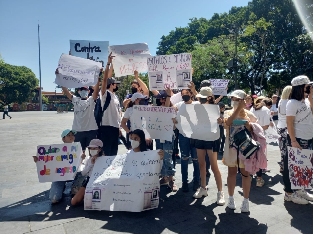 Marchan amigos y compañeros de escuela de las niñas Gal y Maya