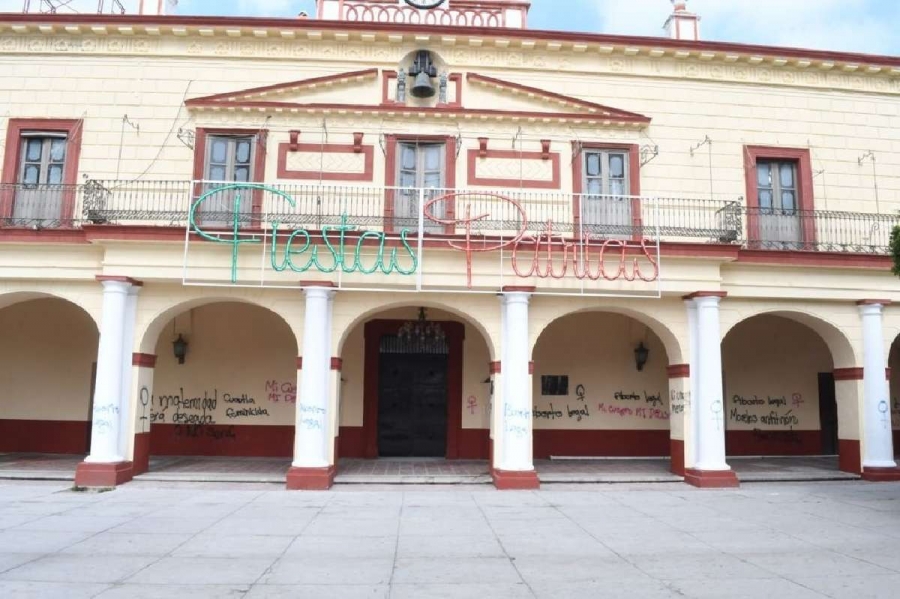 Las detenidas habrían realizado pintas en el palacio municipal.