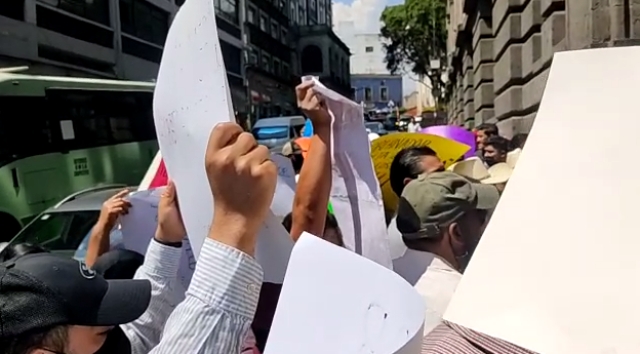 Protesta de habitantes de Tetela del Volcán en Cuernavaca