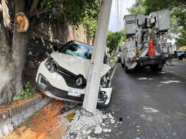 La camioneta causó daños al poste y ello provocó afectaciones en el servicio de energía eléctrica en la zona.