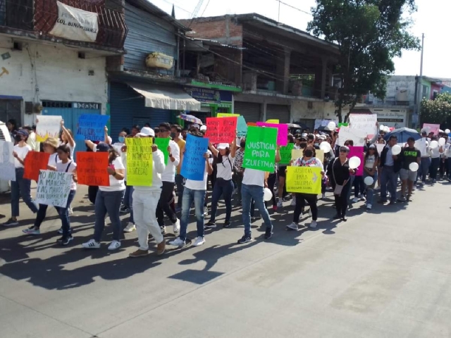 Para exigir justicia para sus compañeros, una de ellas fallecida, estudiantes y familiares recorrieron las calles de Zacatepec hasta llegar a la plaza “Zapata”.