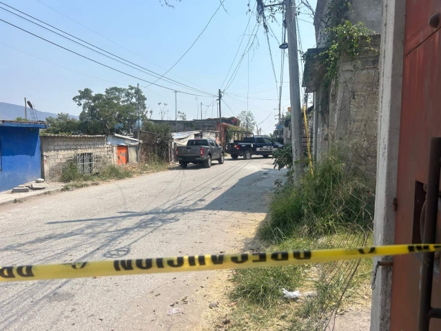 La Policía informó que vecinos reportaron que estaba una persona tendida en la calle Orquídea. 