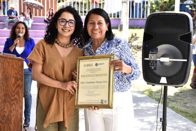 Reconoce Conacyt a la maestra Guadalupe Záyago, de Alpuyeca