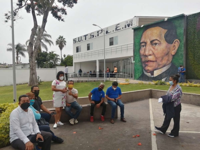 Los inconformes retuvieron cinco horas a los diputados.