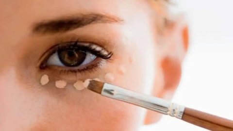 Cómo usar el corrector de ojeras para rejuvenecer la mirada y conseguir una piel más firme