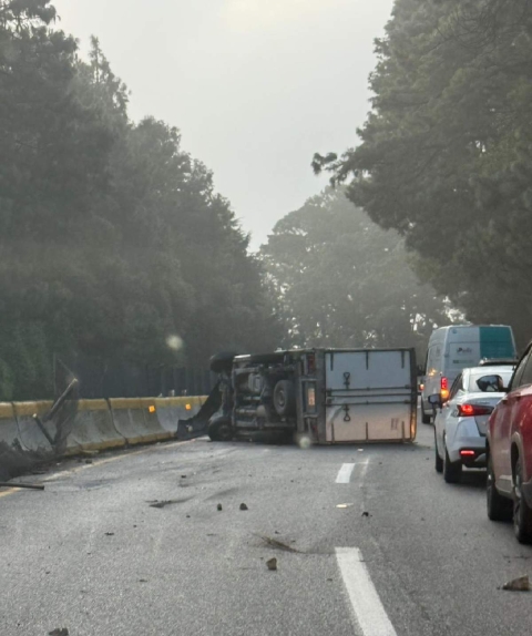 El percance provocó afectaciones en la circulación vehicular.