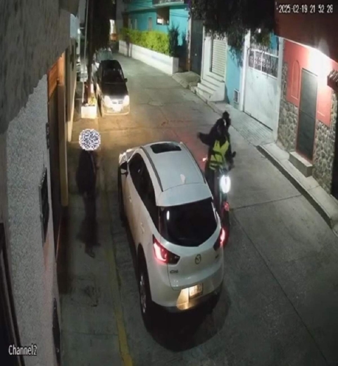 El momento en el que la víctima es amagada con una pistola para que entregara las llaves de su camioneta.