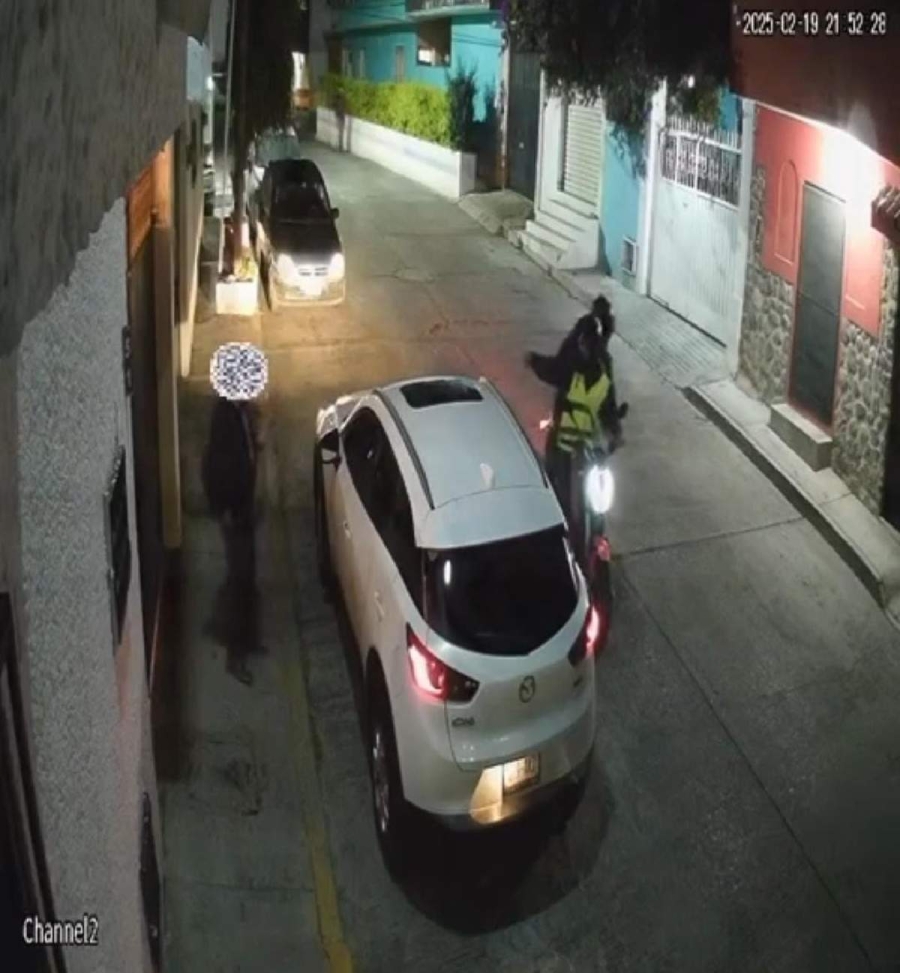 El momento en el que la víctima es amagada con una pistola para que entregara las llaves de su camioneta.