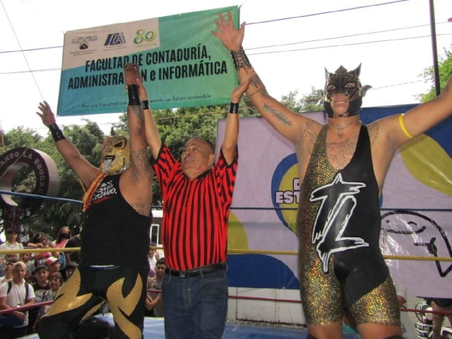 En la explanada del edificio 1en la UAEM se llevó a cabo la función de lucha libre.