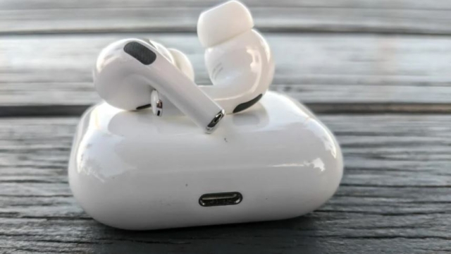 Los envíos de AirPods se desploman un tercio, pero Apple sigue como el líder de la categoría