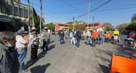 Protestan jubilados del SAPAC en avenida Morelos; demandan pago completo del aguinaldo