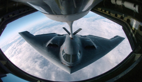 El poder tecnológico de los bombarderos furtivos y armas antibúnker estadounidenses