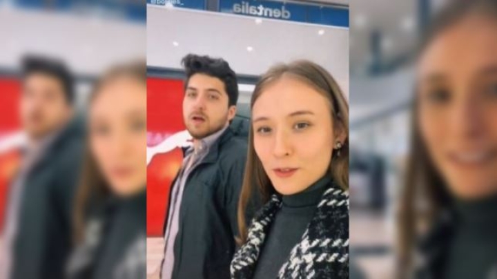 TikTok: pareja queda atrapada en plaza tras dormirse en el cine