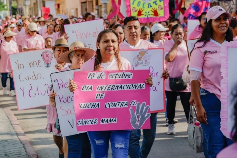 Decenas de mujeres se sumaron a la caminata en busca de generar conciencia acerca de la enfermedad.