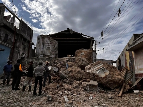 Una vivienda de adobe colapsó en Santa María de Jesús, Sacatepéquez, tras los sismos del 8 de julio. 