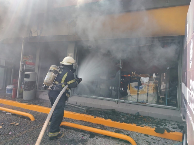 Atiende PC Jiutepec incendio en tienda de conveniencia en avenida Emiliano Zapata