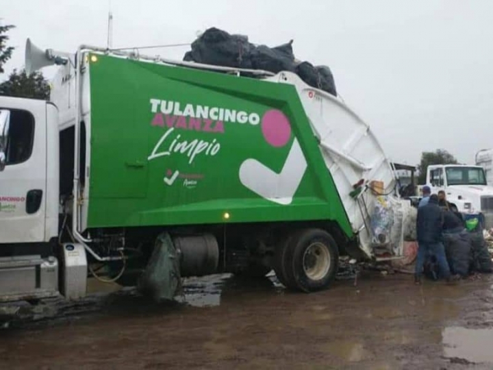 Mujer tira a la basura bolsa llena de dinero en Hidalgo.