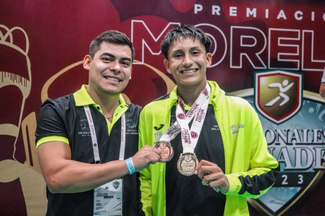 Emiliano Carrera presume con orgullo sus dos preseas conseguidas en bádminton en los Juegos Nacionales Conade 2023; el deportista oriundo del municipio de Temixco ganó una medalla de oro en singles y una más de bronce en dobles varonil junto a Pablo Aguilar.