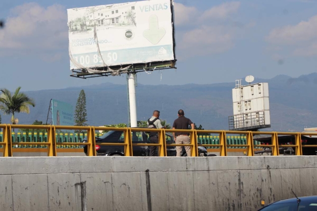 El vehículo accidentado bloqueó el paso hacia los carriles centrales con dirección a México por lo menos una hora.