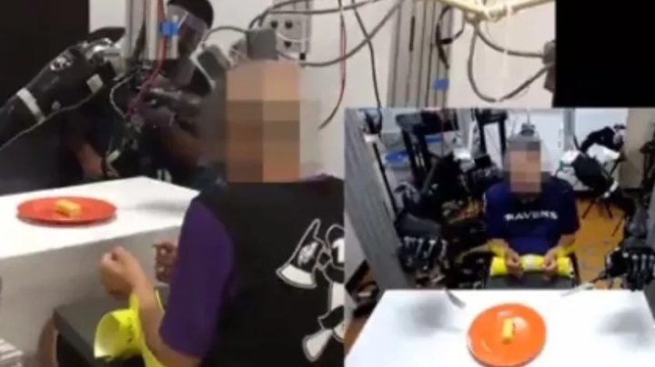 Brazos robóticos permiten comer por sí misma a persona parcialmente paralizada